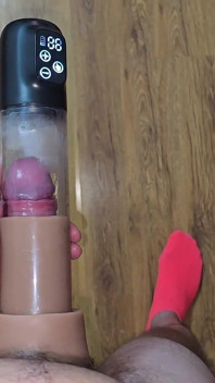 Pomper La Bite Avec Une Pompe À Vide Remplie De Sperme Après L’éjaculation