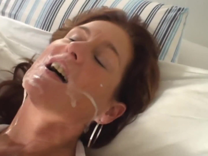 German amateur - 100% German hardcore videos: Hottie milf divirtiéndose con gruesa polla en cama