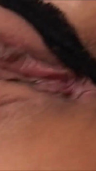 Amateur en la cama en casa frota su coño peludo