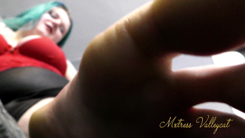 Mxtress Valleycat: Slow and sensual foot tease