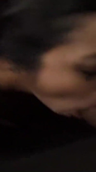 Freche asiatin mit dicken titten macht gloryhole-spieß sauber