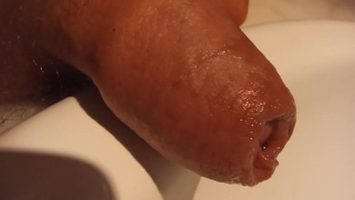 Kinky Guy: Писаю крупным планом. Необрезанная прелестная плоть