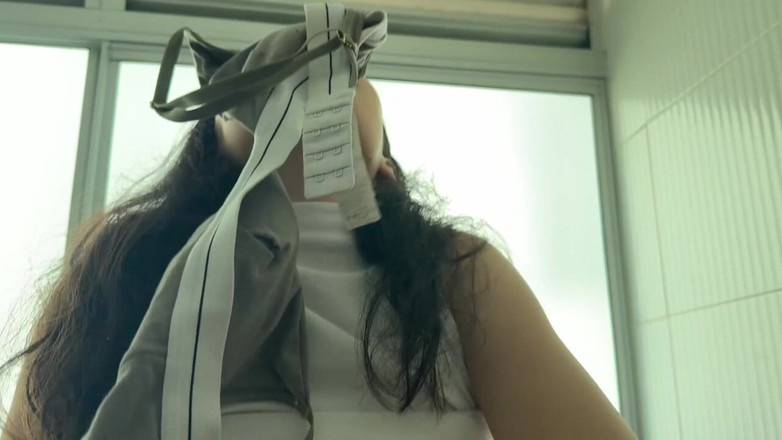 scarlettandc: 라틴 큰 엉덩이 여성이 여자친구의 가장 친한 친구의 브라 냄새를 맡으며 자위한다