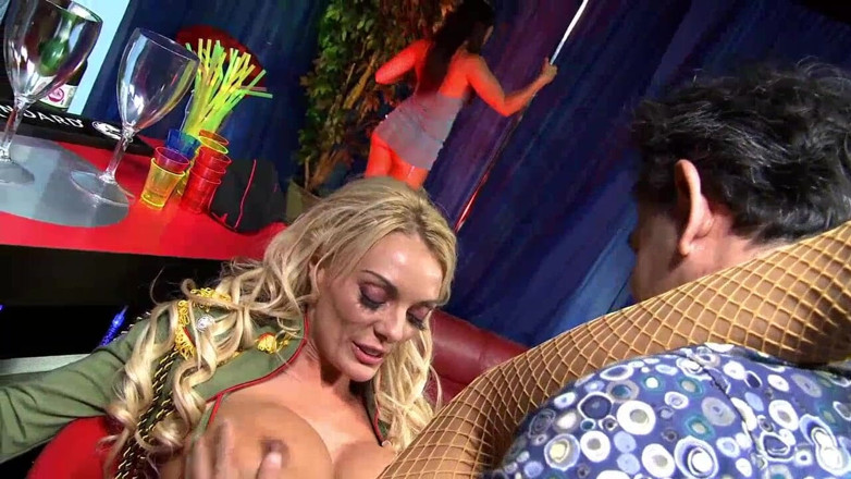 Hancing boobs: 三个性感的女同性恋者为保罗的鸡巴张开她们的阴户