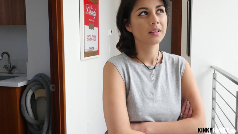 Kinky Family: Baise sa chatte poilue au revoir