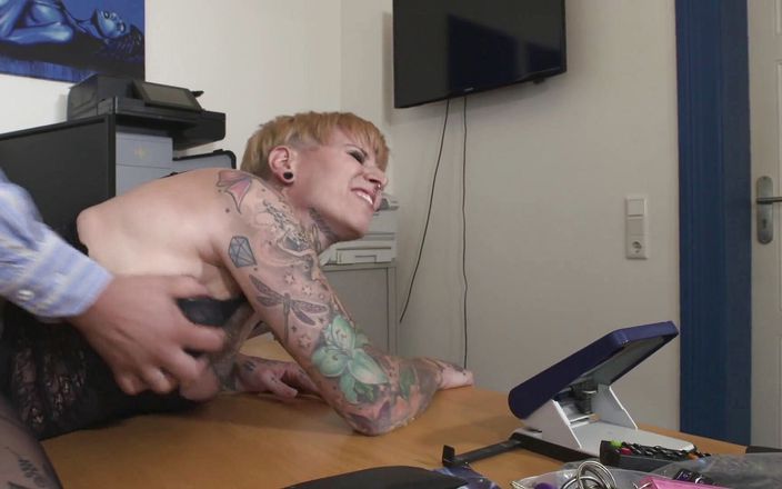 MMV Reality Porn: Mooie rijpe vrouw met dikke kont vernield op kantoor