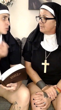 Špinavé nadržené jeptišky masturbují kundičku chycené nábožensky