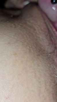 Orta yaşlı seksi kadın amcığının en dağınık dölünü bitirmeye başlama yakın çekim