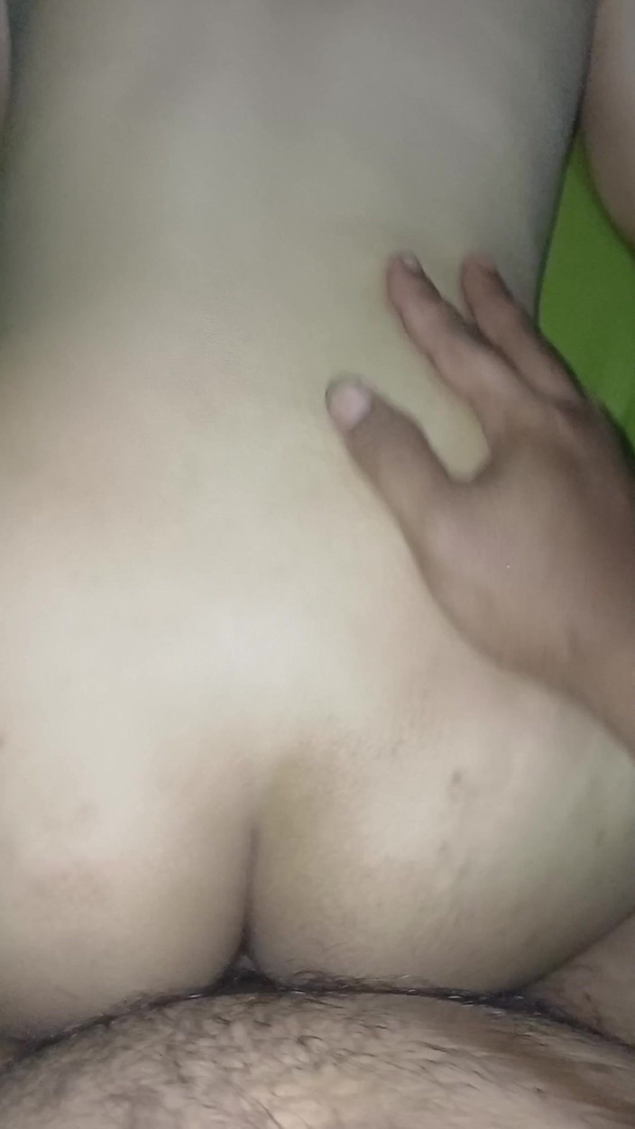 Theresia Nirvana: Velmi hyper nezbedná holka v hidžábu