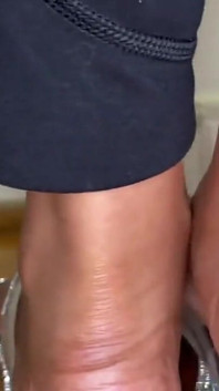 Une belle-mère joue avec ses tongs sur ses pieds