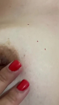 Une belle-mère MILF à forte poitrine se caresse dans son lit