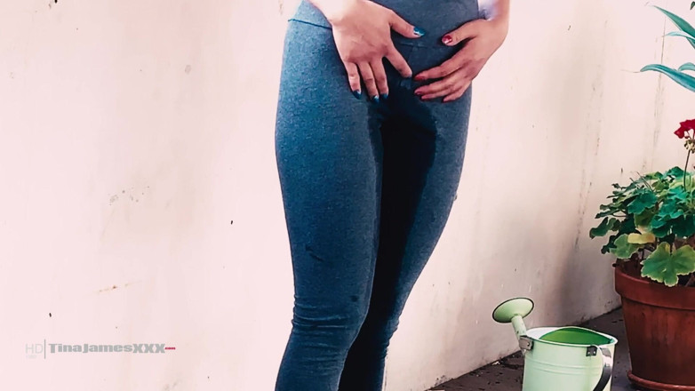 TinaJamesXXX: Kesedihan kencing 1 - Terkunci di balkon