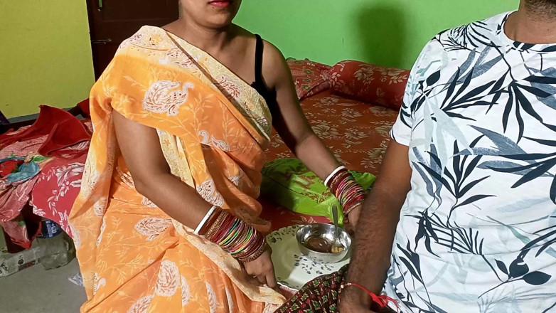 FireeCouple: rakshabandhan par sautele bhaee ne apni sauteli bahan ko bahut...