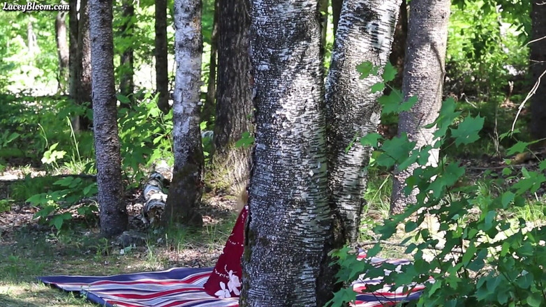 Lacey Bloom: Orgasmus v lese - Peeker POV