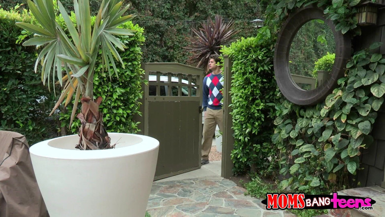 Moms Bang Teens: dubli april o'neil aur Vanilla, Mark ko bari tin logon...
