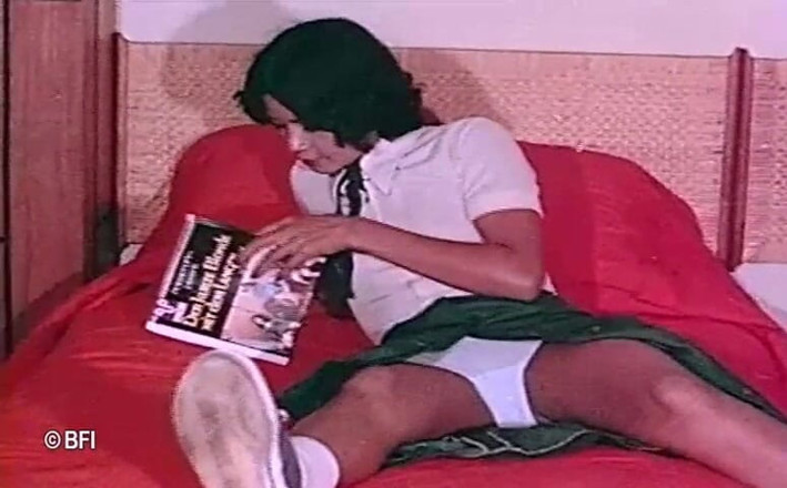 Vintage bedtime stories: 女孩在酒吧复古视频中获得肛交。