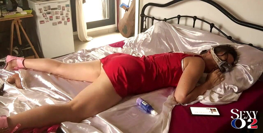 Sexy O2: 1810 - 操白人素人熟女，红色缎面连衣裙，白色缎面丁字裤，高跟鞋，后入式，第一人称视角，舔屁股，口交，打屁股