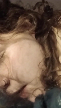 Anisleigh Williams se fait baiser en levrette en gémissant pour des véhicules