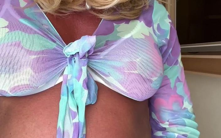 Kellycd2022: Kellycd2022, MILF sexy amateur, travesti pendant mes vacances
