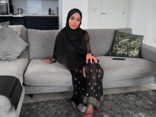 Aaliyah Yasin: 바이브레이터와 사정을 발견한 히잡 게스트 하우스 주인