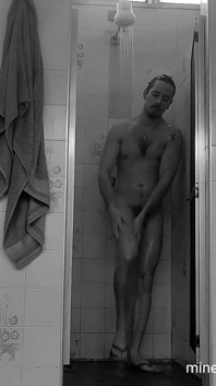 Un Hakam sans peur, bain lâche et déshabillé
