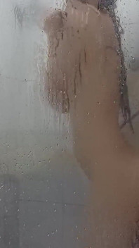 Dia mengongkeknya di bilik mandi, seks lazat dengan seorang wanita berusia 18 tahun semasa dia mandi