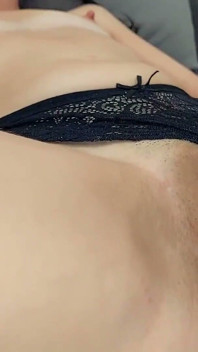 Vrouw bracht het sperma van haar minnaar in haar poesje zodat je haar femdom kon likken