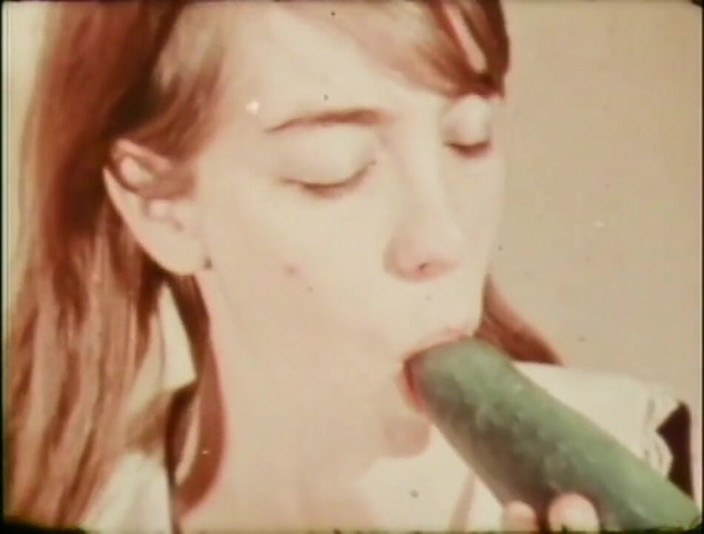 Vintage Usa: Sladká mladá vintage dívka si vezme velkého ptáka