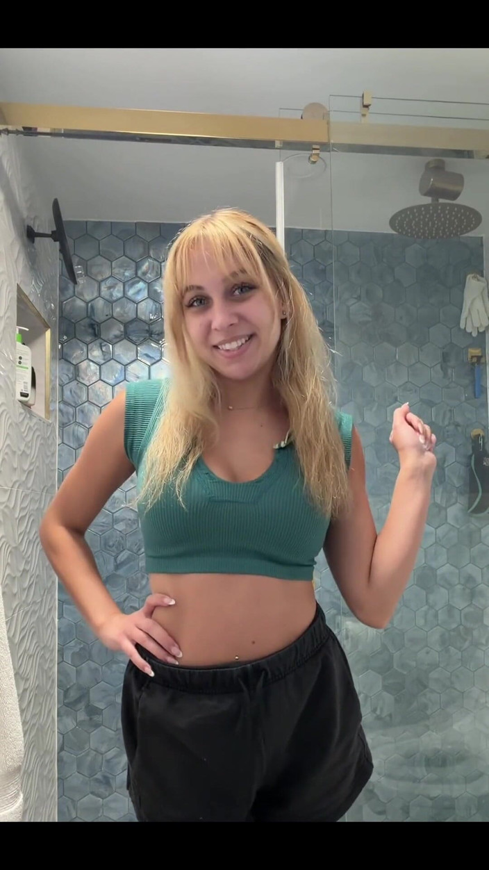 Tiffstreatsxoxo: Agachado e mijando sobre o banheiro dos Meus Pais !!