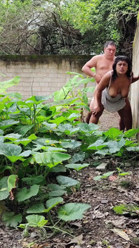 Îmi fut mama vitregă în aer liber până când pizda ei este plină de spermă