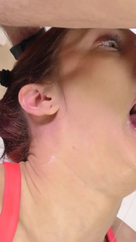 La magra teen zoe Sparx viene scopata dal suo patrigno