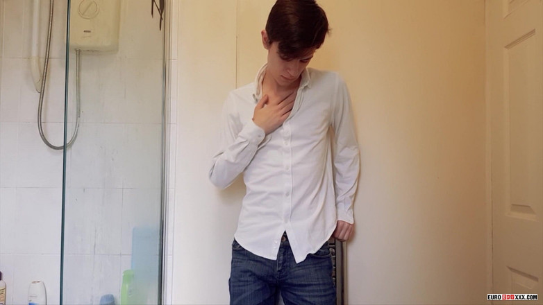 Euro boy xxx: Smooth boy in the bathroom