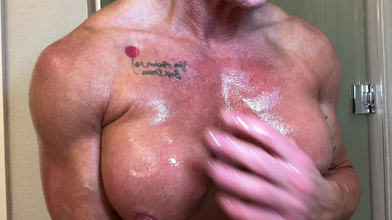 Kandylegsxxx: Secretskandys kamar mandi hotel melumurkan minyak ototnya
