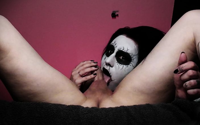 Damagedcosplays: Black metal goth fa gola profonda così bene che le...