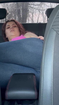 La banquette arrière pète pendant que le fluage regarde dehors