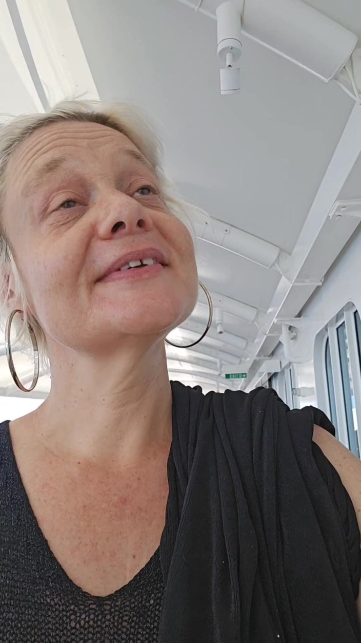 Sofy13: 休暇中、私はボートで私のお尻を激しくファックする見知らぬ人を探しています