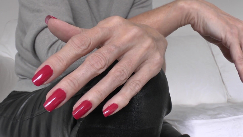 Lady Victoria Valente: Classiche eleganti unghie rosse nel pomeriggio, Lady Victoria Valente