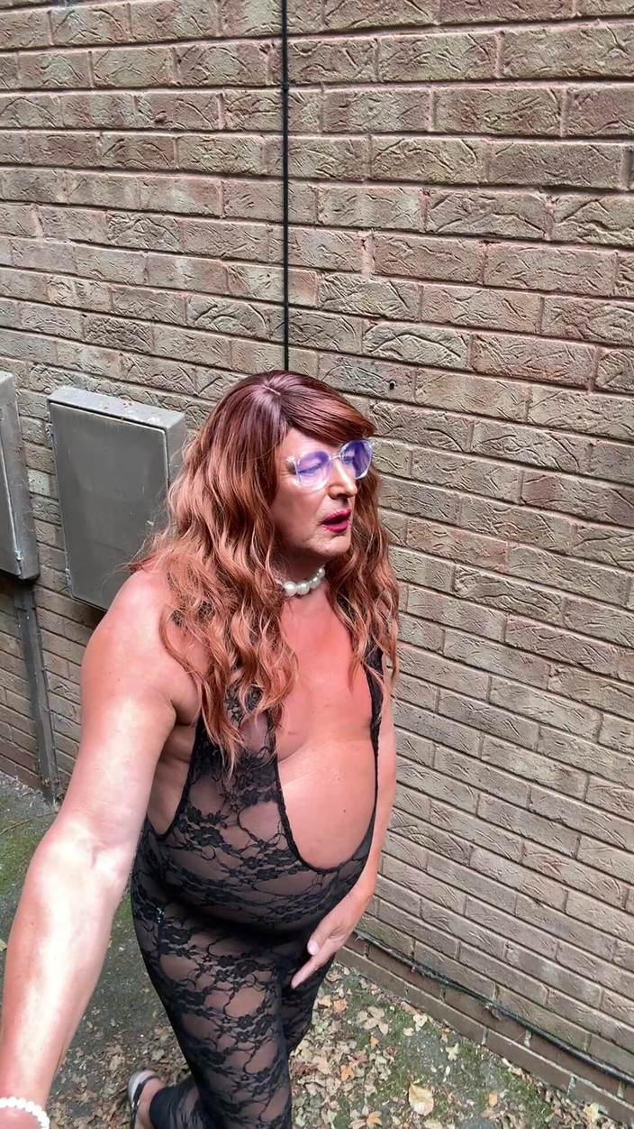 Kellycd2022: Crossdresser seksi Kellycd2022 dalam pakaian kucing lace hitam dan tumit