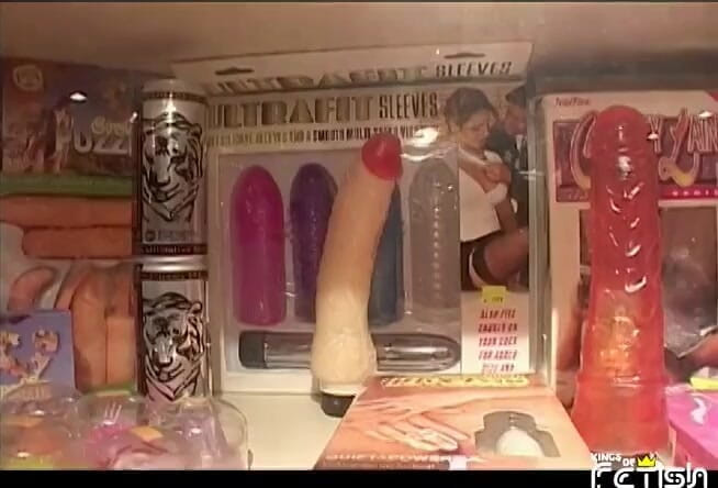 Big Tits for You: 巨乳熟女は栄光の穴を通して深い巨根を吸う前にディルドで椅子の上で自慰行為をします