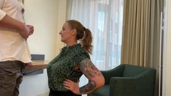 Bohatá, domýšlivá milfka přinucena sát a šukat pro svou nevlastní dceru