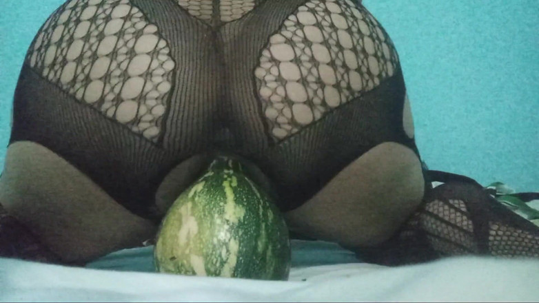 Lobicam: I Masturbate Deliciously with My Big Vegetable