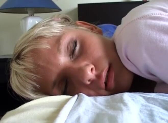 Hard raw sex: O blondă drăguță este futută încet în curul ei uns cu ulei