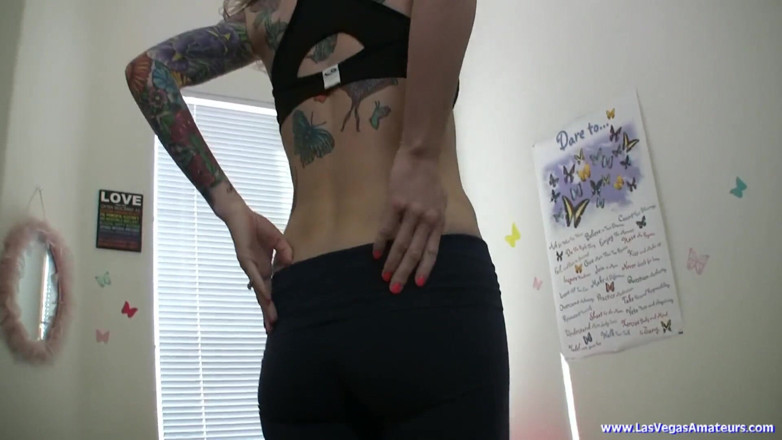 Spungy Gunk Films: ¡Ashley Roberts se desnuda cuando hace su entrenamiento de yoga!