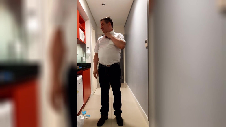 Carlos And Junior: Heet papa die zich uitkleedt