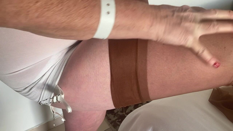 Aunty Sandra vintage girdle queen: Teta Sandra si dává svůj tan rht