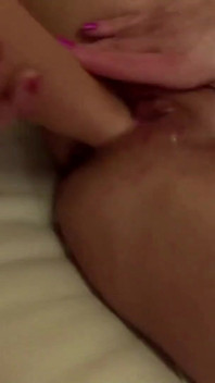 Hübsche blondine genießt es, mit heißer brünetter lesbe zu fisting