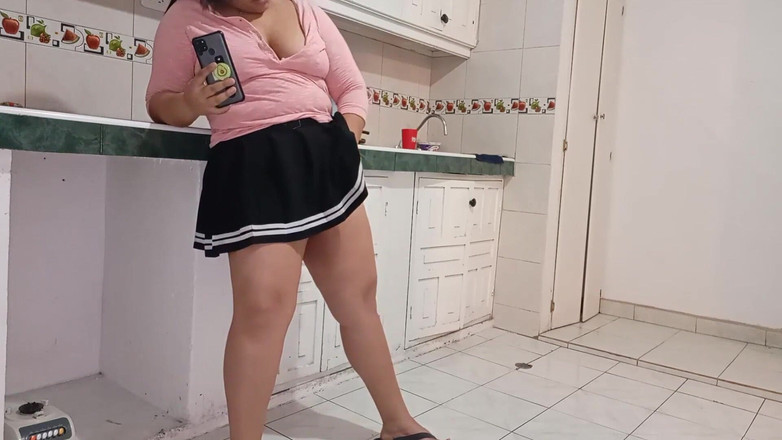 WhysMom: Üvey erkek kardeşim alışverişlerle mağazadan geliyor