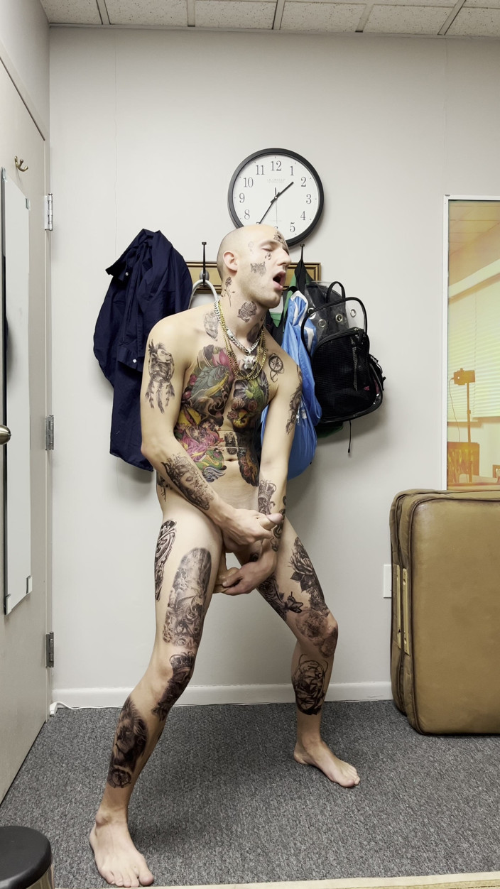 Straight ish Jake Grand: Dildo sikilirken yüzü dövmeli twink mastürbasyon yapıyor
