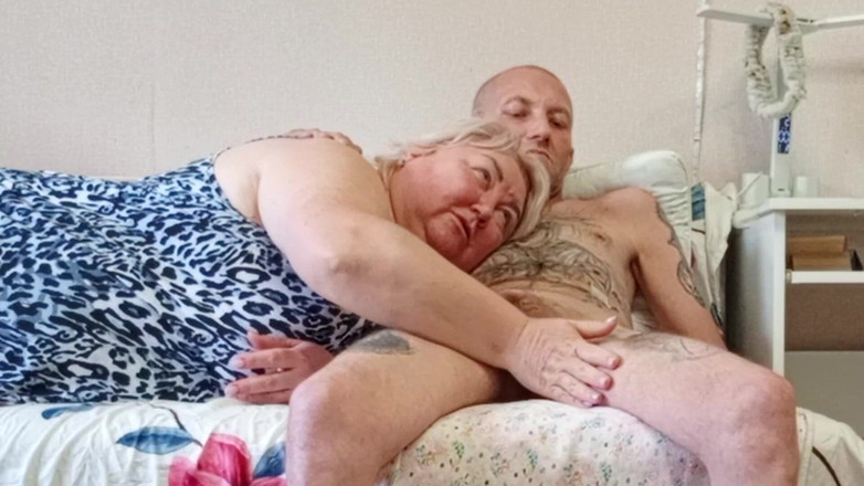 Zona901: Dziewczyna ssie kutasa i dostaje gorącą spermę w gardle