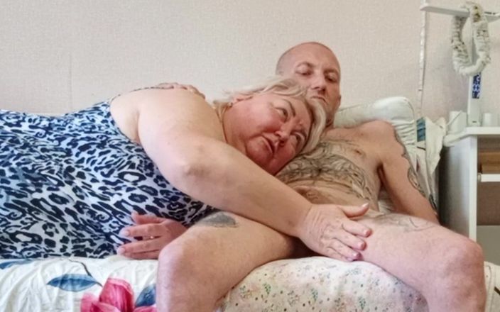 Zona901: Dziewczyna ssie kutasa i dostaje gorącą spermę w gardle